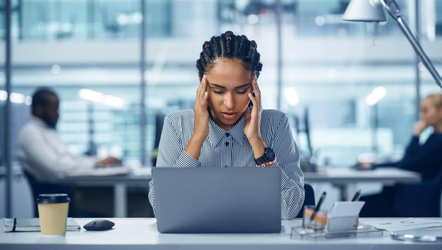 Qual a diferença entre cefaleia e enxaqueca? Veja sintomas e causas