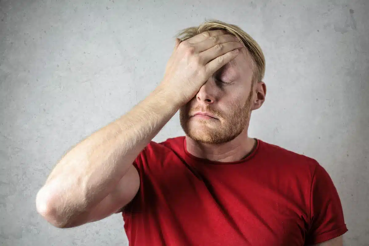 Dor de cabeça com aura: causas, gatilhos e como tratar